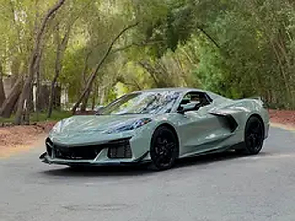 2025 Chevrolet Corvette for Rent in Business Bay (Green) photo 2