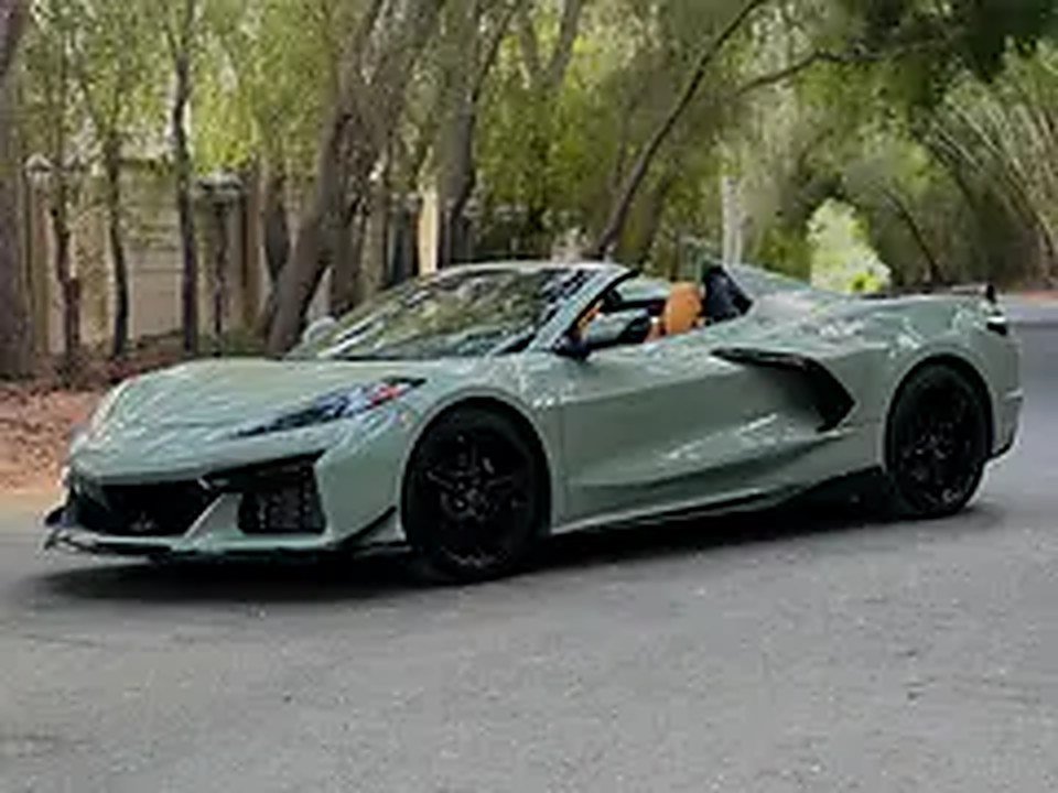 2025 Chevrolet Corvette for Rent in Business Bay (Green) photo 3