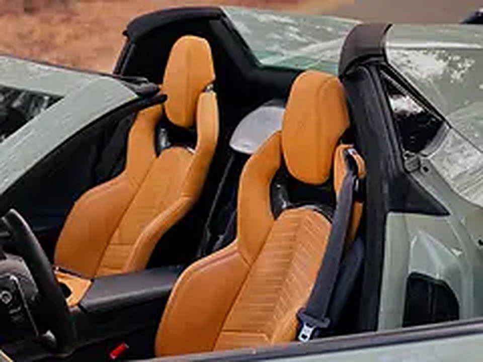 2025 Chevrolet Corvette for Rent in Business Bay (Green) photo 4