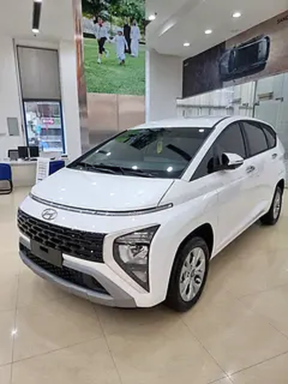 7 Seater Hyundai Stargazer For Rent photo 2
