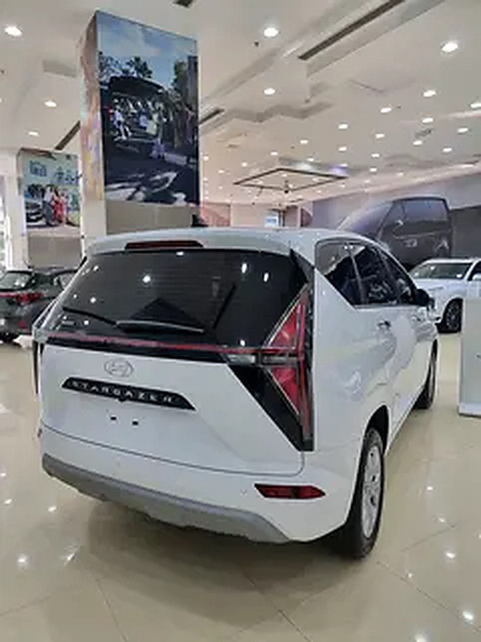 7 Seater Hyundai Stargazer For Rent photo 3