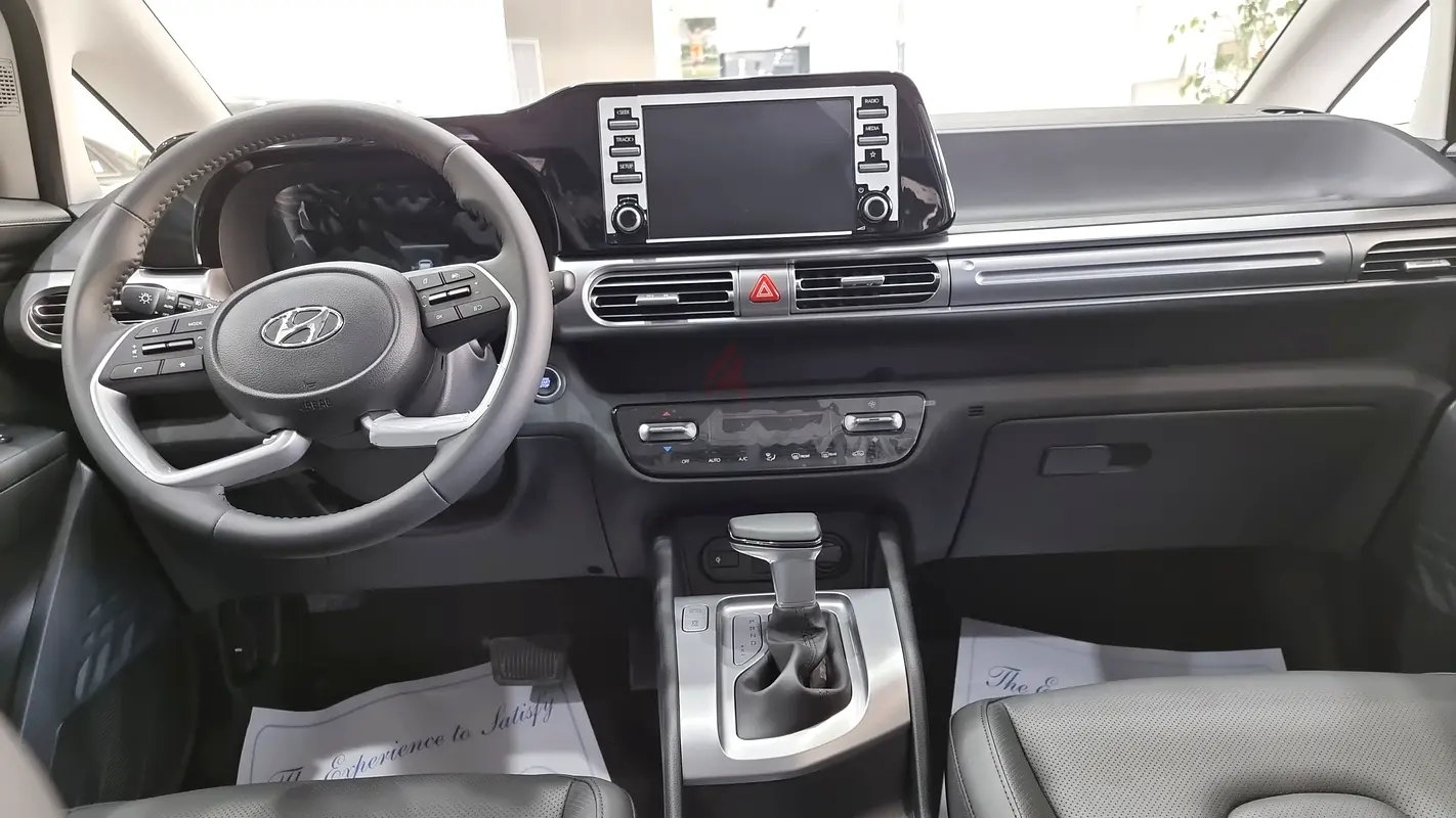 7 Seater Hyundai Stargazer For Rent photo 4