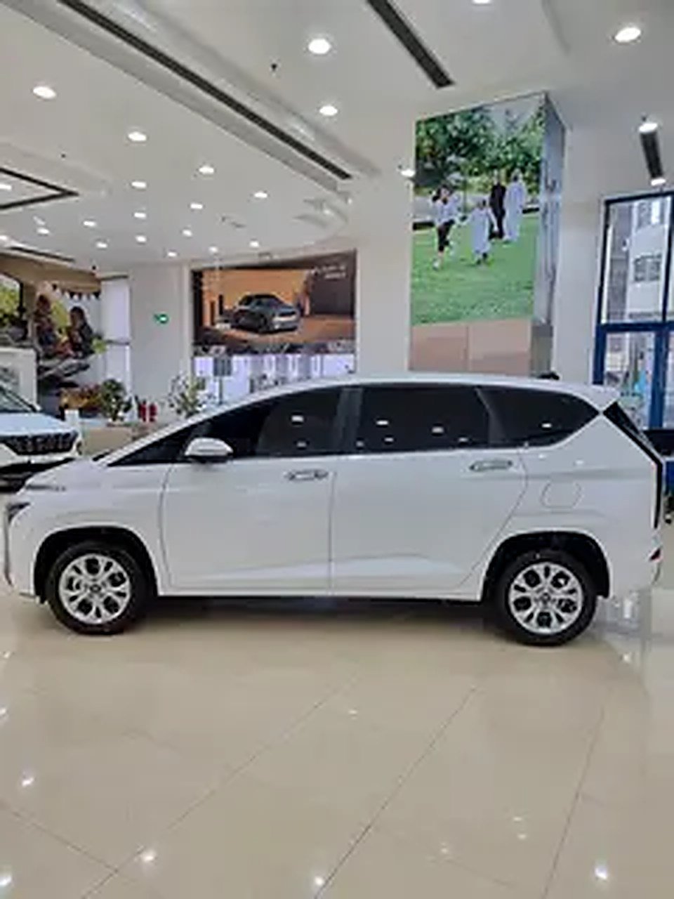 7 Seater Hyundai Stargazer For Rent photo 5