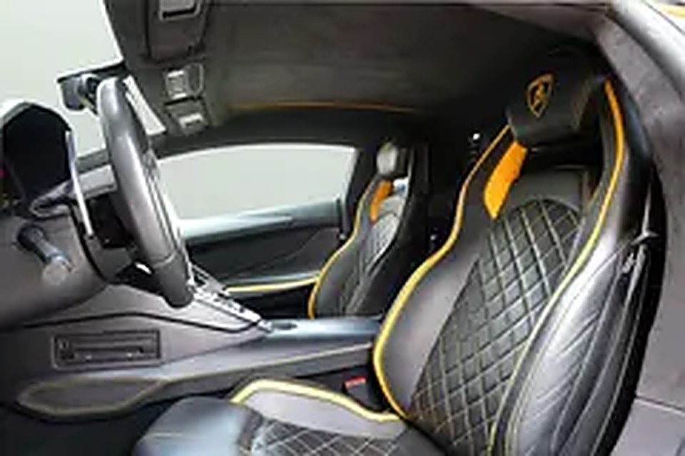 2021 Lamborghini Aventador S for Rent in Al Barsha 1 photo 5