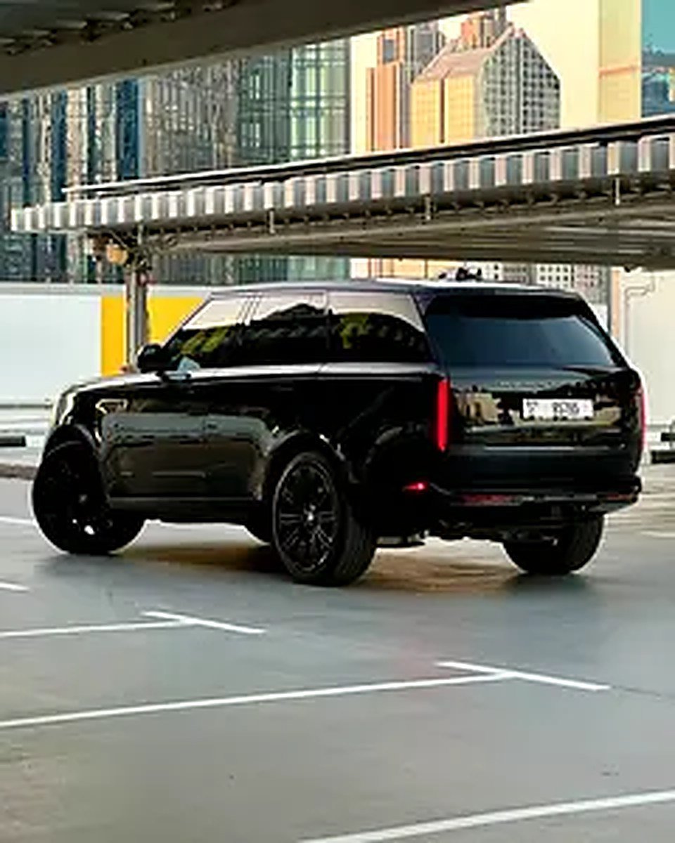 2025 Land Rover Range Rover for Rent in Business Bay (Black) photo 2