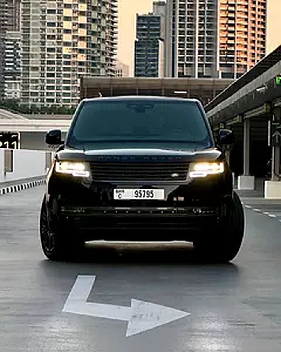 2025 Land Rover Range Rover for Rent in Business Bay (Black) photo 4
