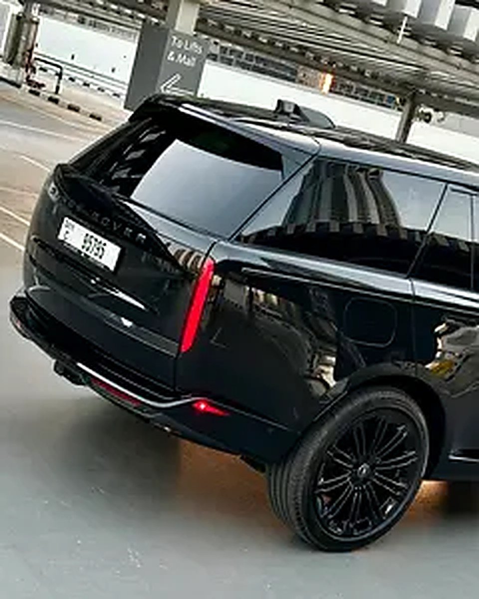 2025 Land Rover Range Rover for Rent in Business Bay (Black) photo 5