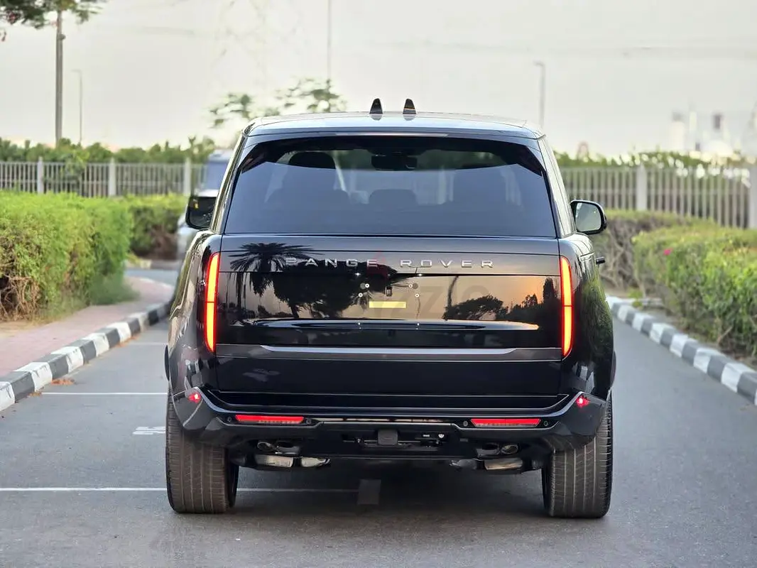 2025 Land Rover Range Rover for Rent in Business Bay (Black) photo 9