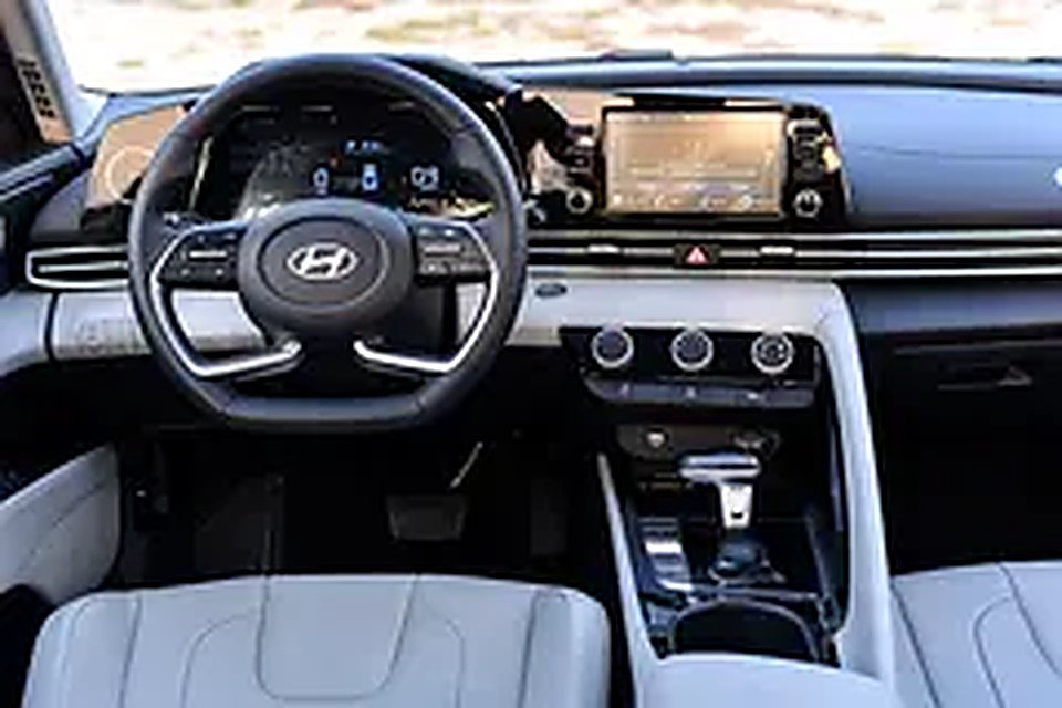 2024 Hyundai Elantra for Rent in Al Garhoud photo 6
