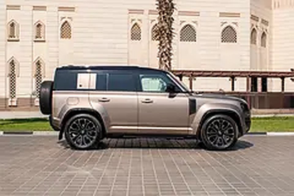 2025 Land Rover Defender for Rent in Hor Al Anz photo 4