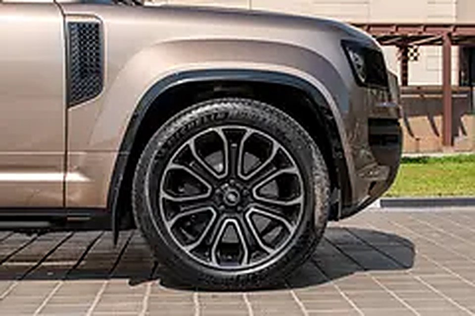 2025 Land Rover Defender for Rent in Hor Al Anz photo 5