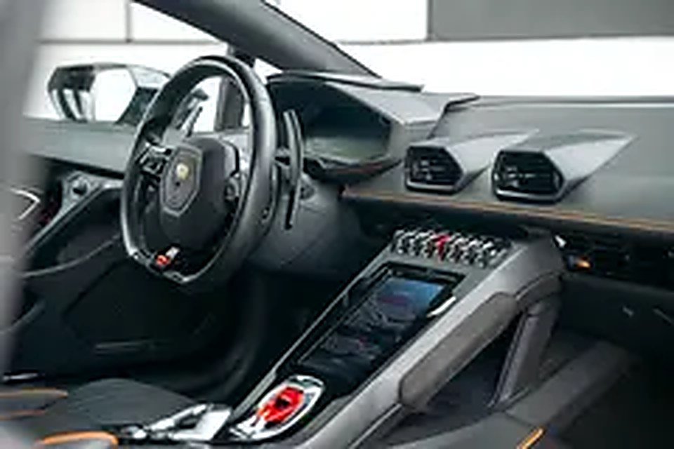 2021 Lamborghini Huracan for Rent in Al Quoz 3 photo 3