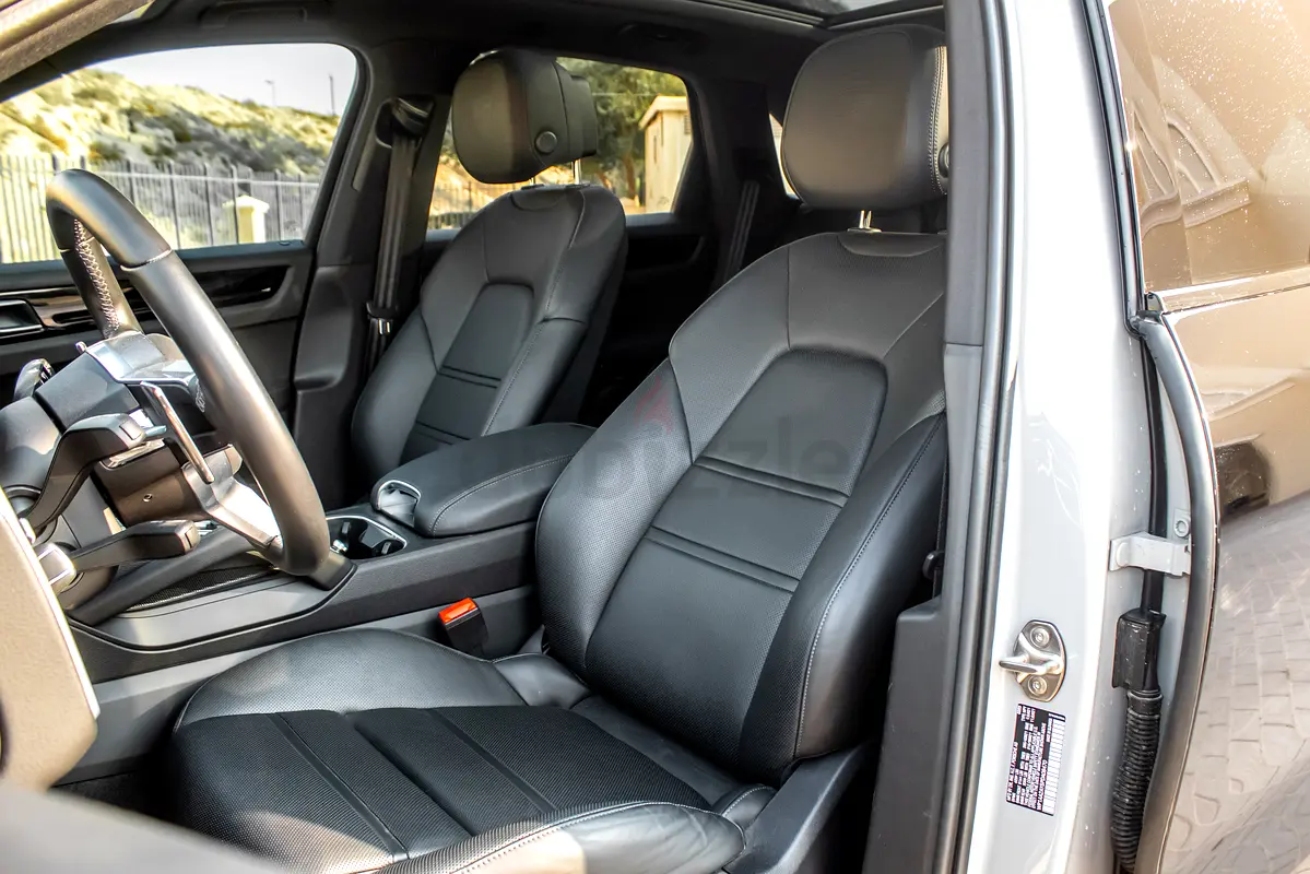 2023 Porsche Cayenne for Rent in Motor City photo 9