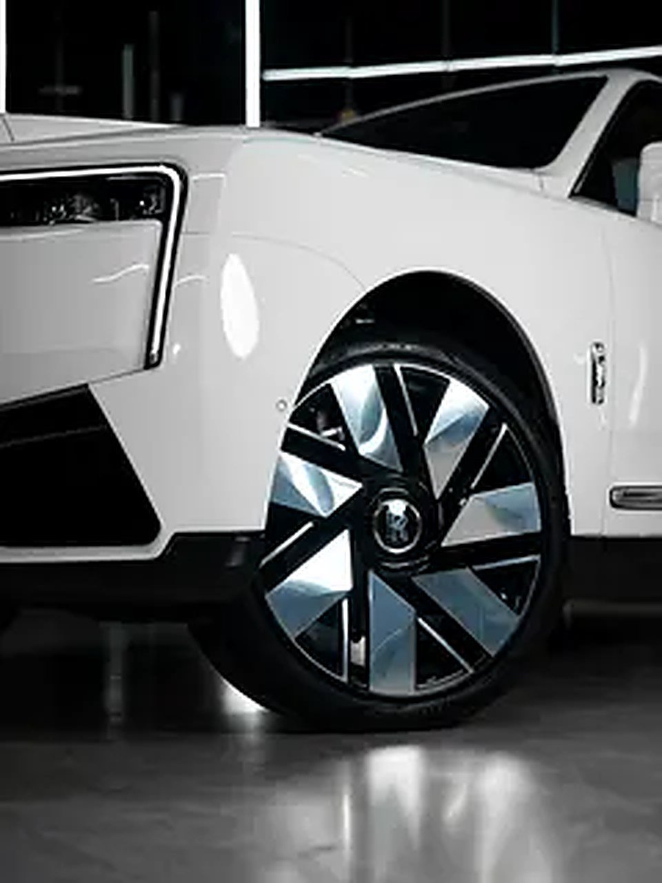 2025 Rolls-Royce Cullinan for Rent in Al Quoz Industrial Area 3 photo 4