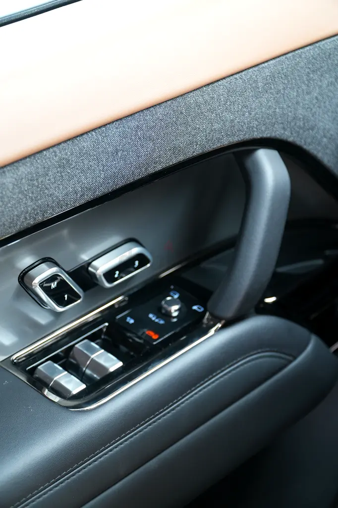 2023 Land Rover Range Rover Sport for Rent in Al Barsha 1 photo 8