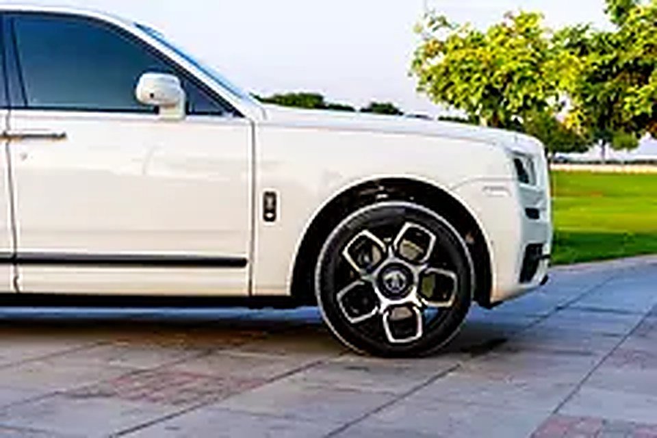 2022 Rolls-Royce Cullinan for Rent in Al Quoz 1 photo 5