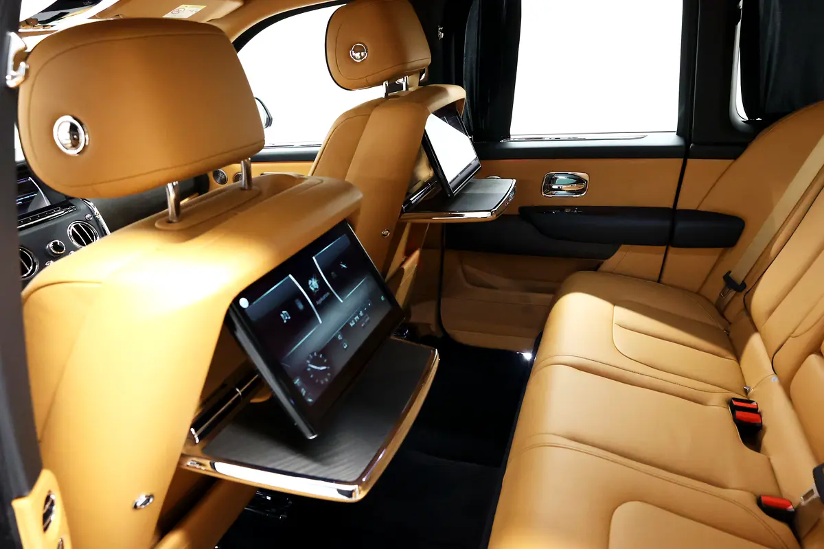 2022 Rolls-Royce Cullinan for Rent in Al Quoz 1 photo 10