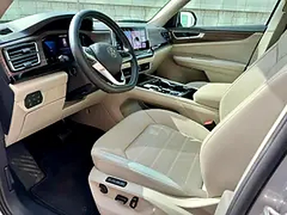 2024 Volkswagen Teramont for Rent in Business Bay photo 4