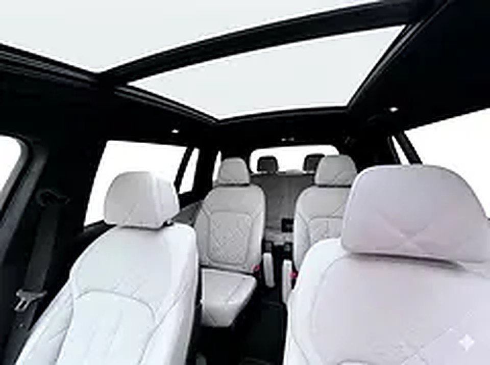 2025 BMW X7 for Rent in Business Bay photo 3