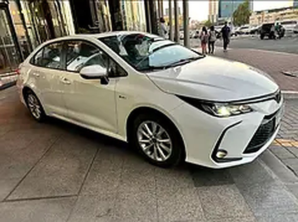 2025 Toyota Corolla for Rent in Business Bay (White, Automatic, 5 Seater, SPORT DRIVE) photo 4