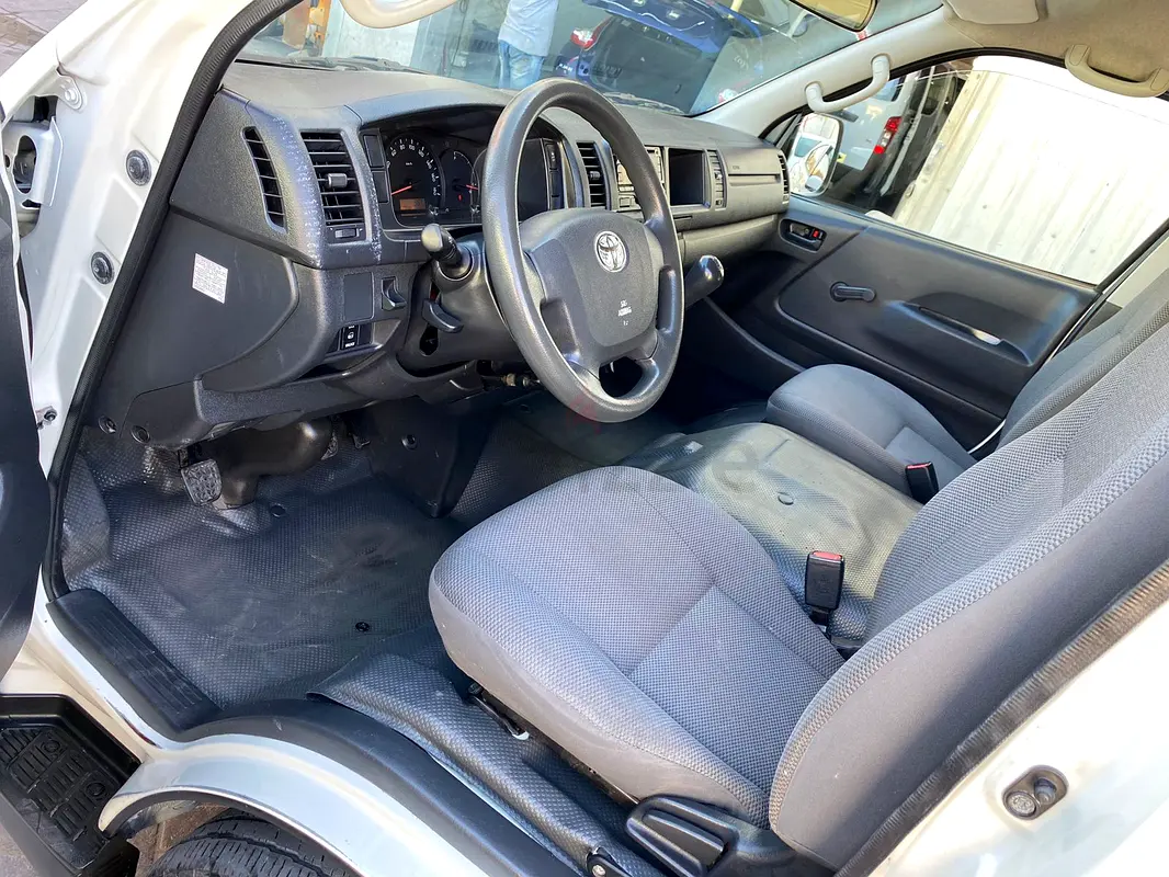 Toyota Hiace 13-Seater for Rent photo 2