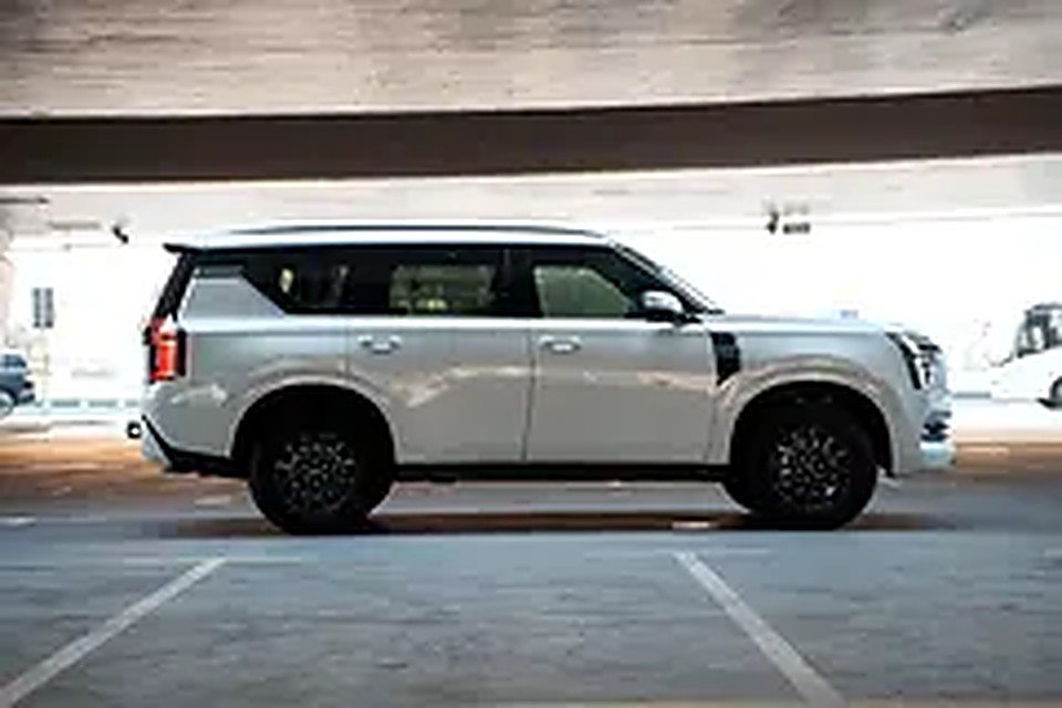 2025 Nissan Patrol for Rent in Business Bay (White, Manual, 8 Seater) photo 3