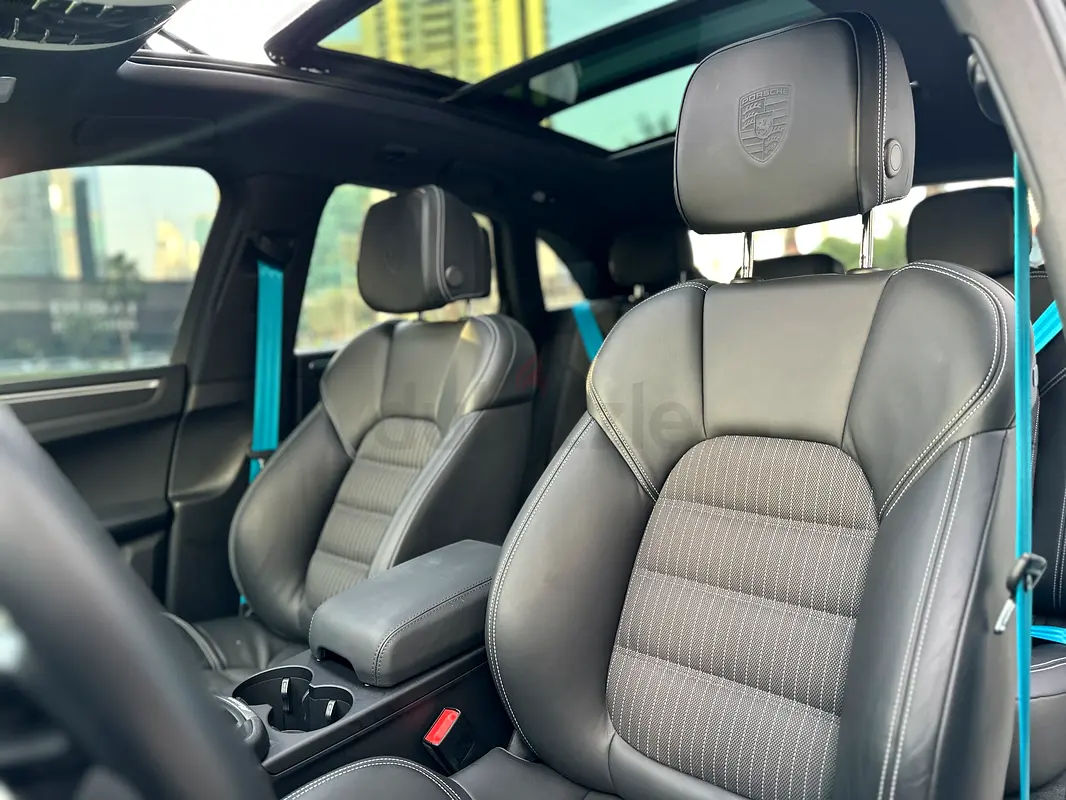 2022 Porsche Macan for Rent in Umm Ramool photo 3