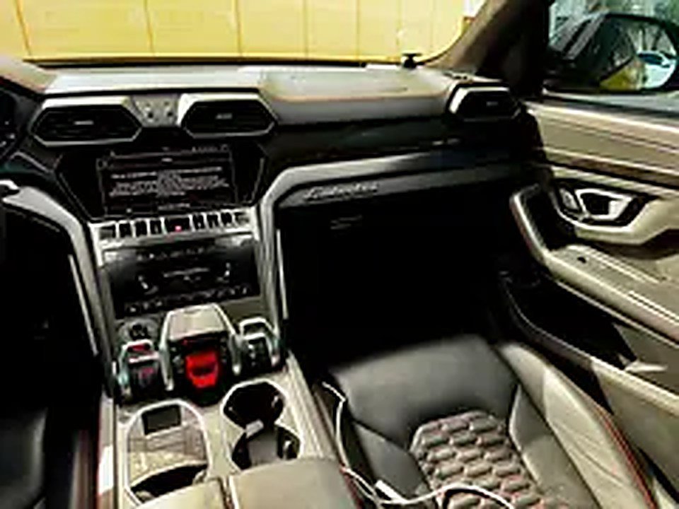 2023 Lamborghini Urus for Rent in Downtown Dubai photo 4