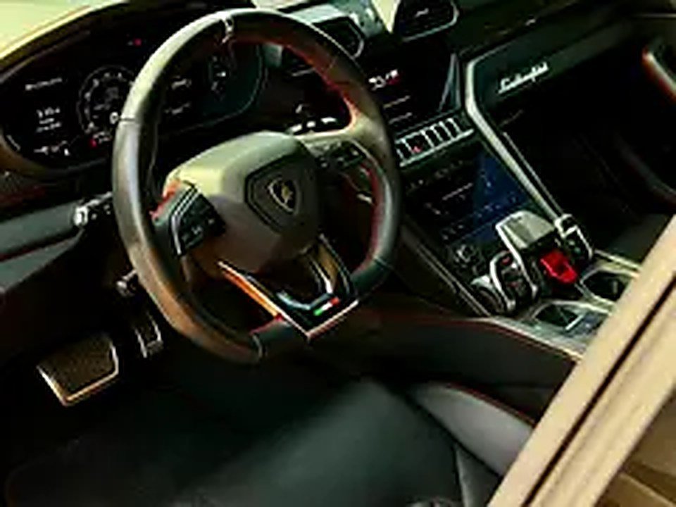 2023 Lamborghini Urus for Rent in Downtown Dubai photo 5