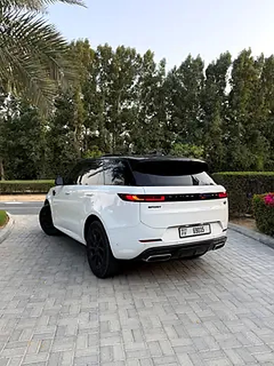2023 Land Rover Range Rover Sport for Rent in Palm Jumeirah (White) photo 2