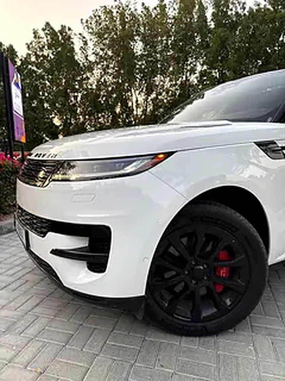 2023 Land Rover Range Rover Sport for Rent in Palm Jumeirah (White) photo 3