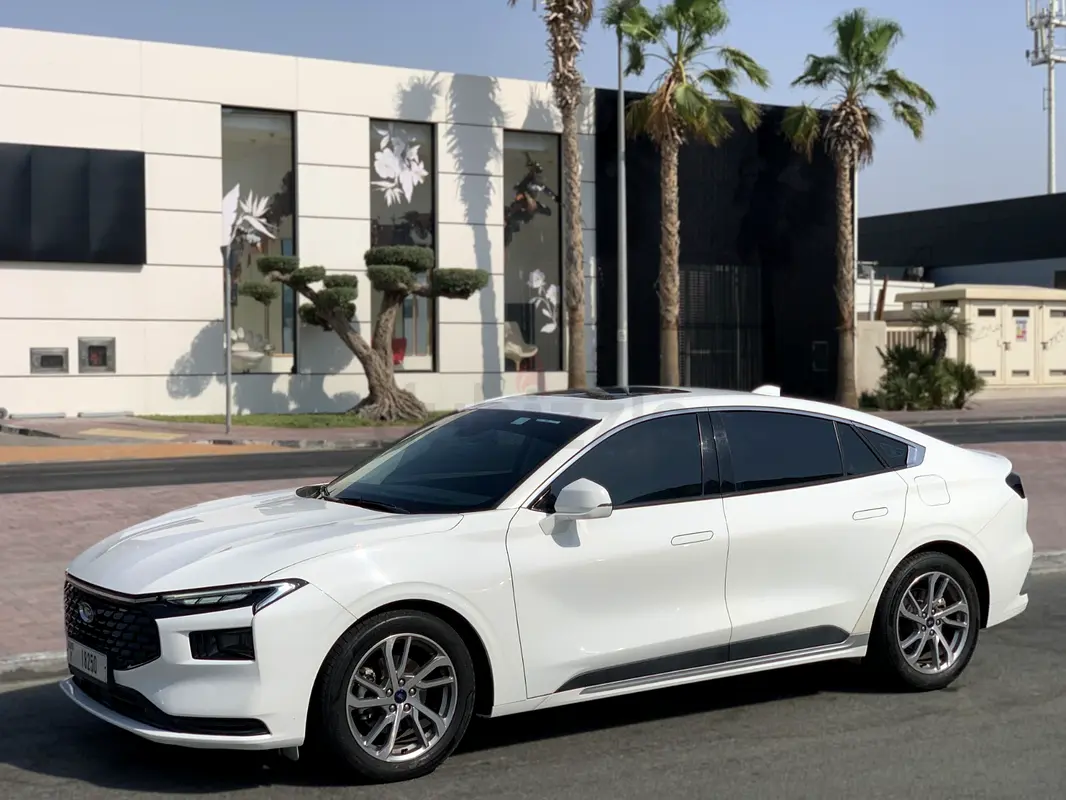 2023 Ford Taurus photo 4