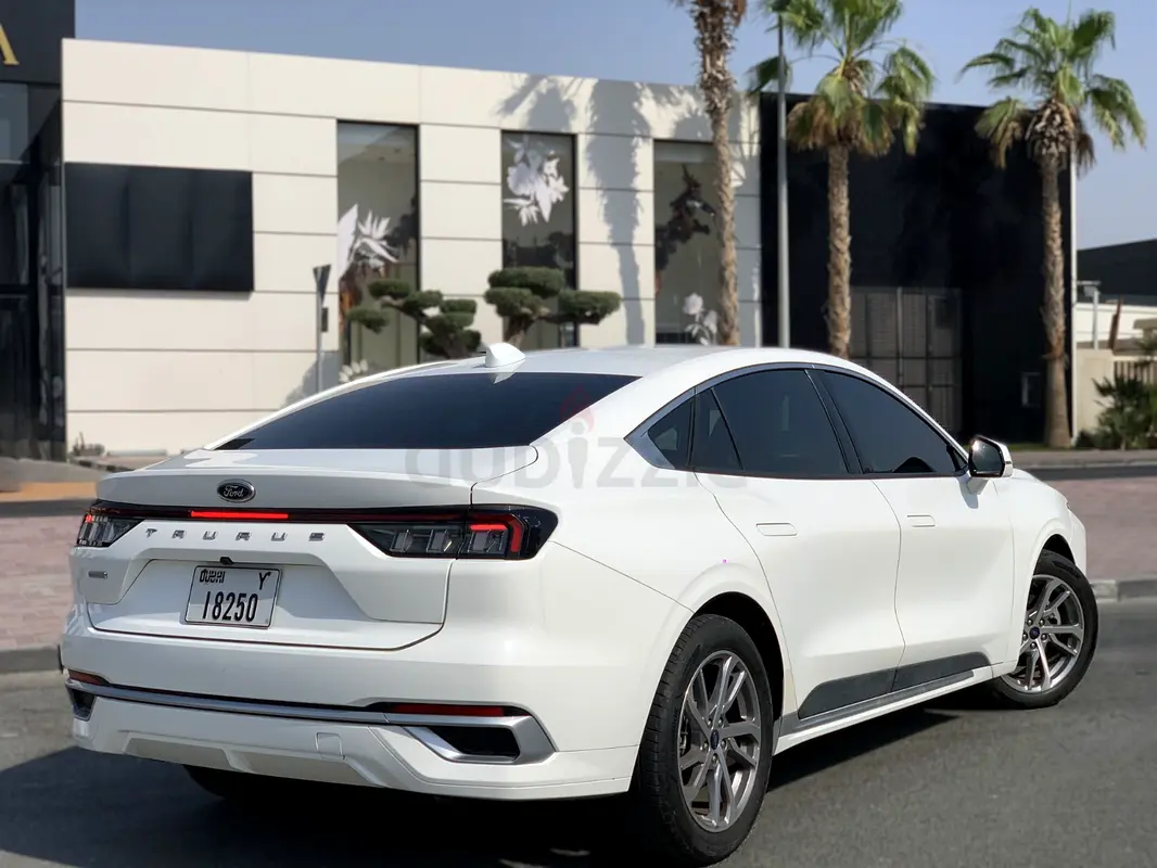 2023 Ford Taurus photo 5
