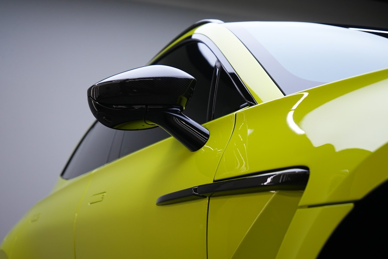 Rent Aston Martin DBX 707 in Dubai photo 4