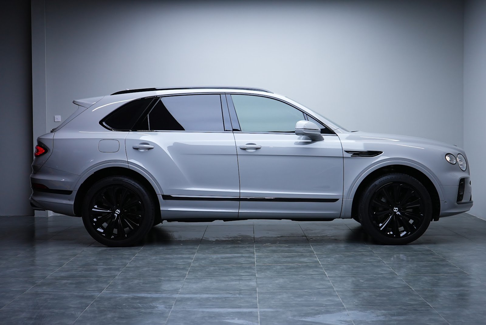 Rent Bentley Bentayga in Dubai (Nardo Gray) photo 12