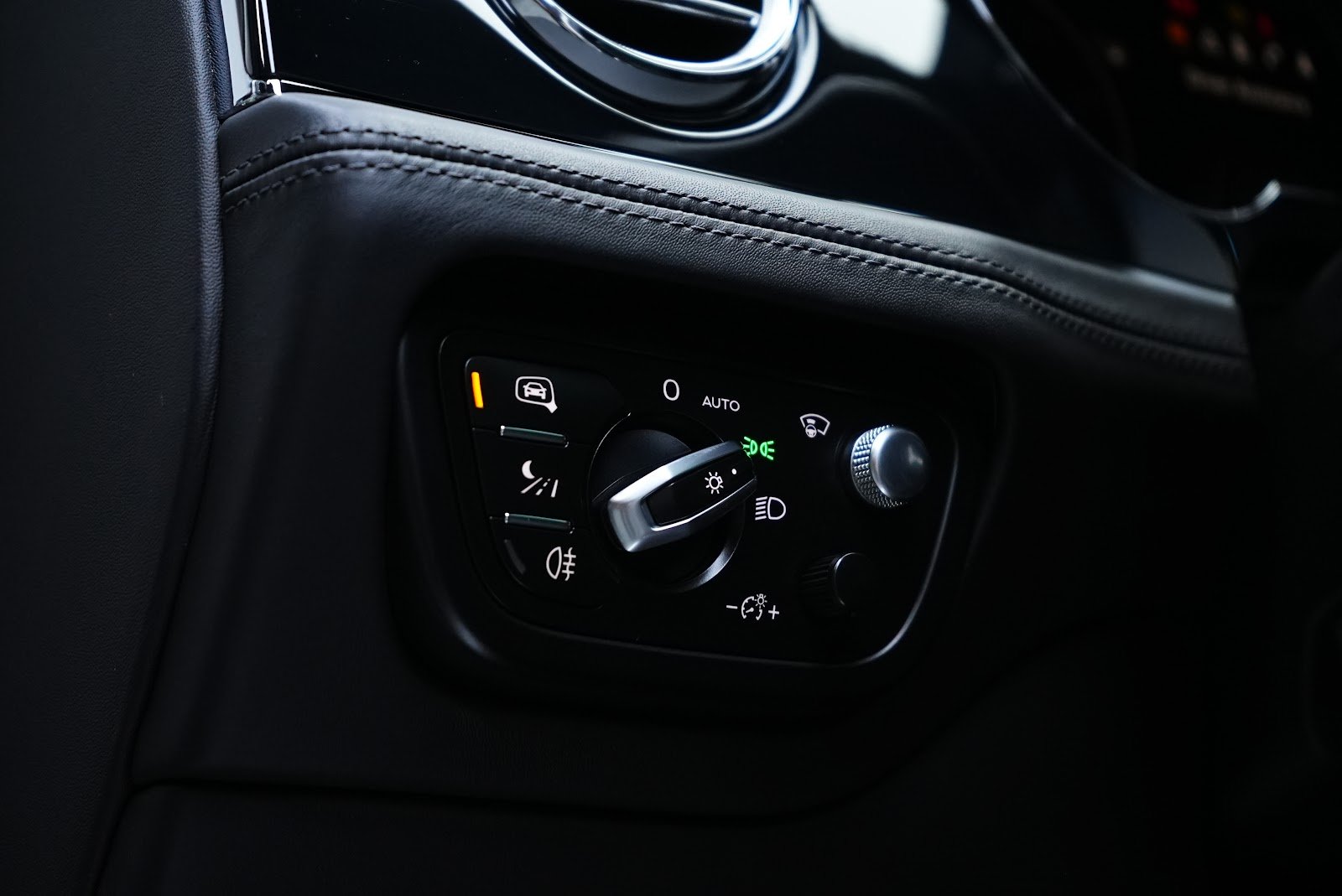 Rent Bentley Bentayga in Dubai (Black) photo 12