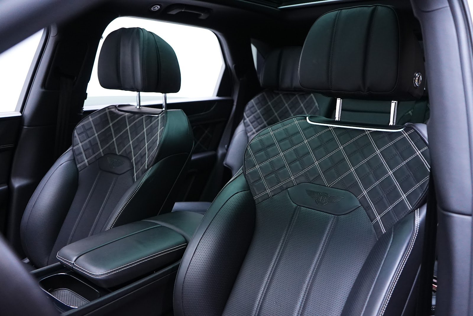 Rent Bentley Bentayga in Dubai (Black) photo 13