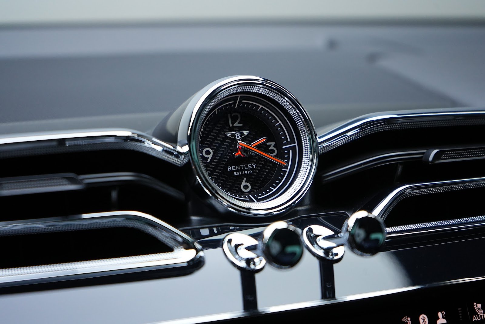 Rent Bentley Bentayga in Dubai (Black) photo 16