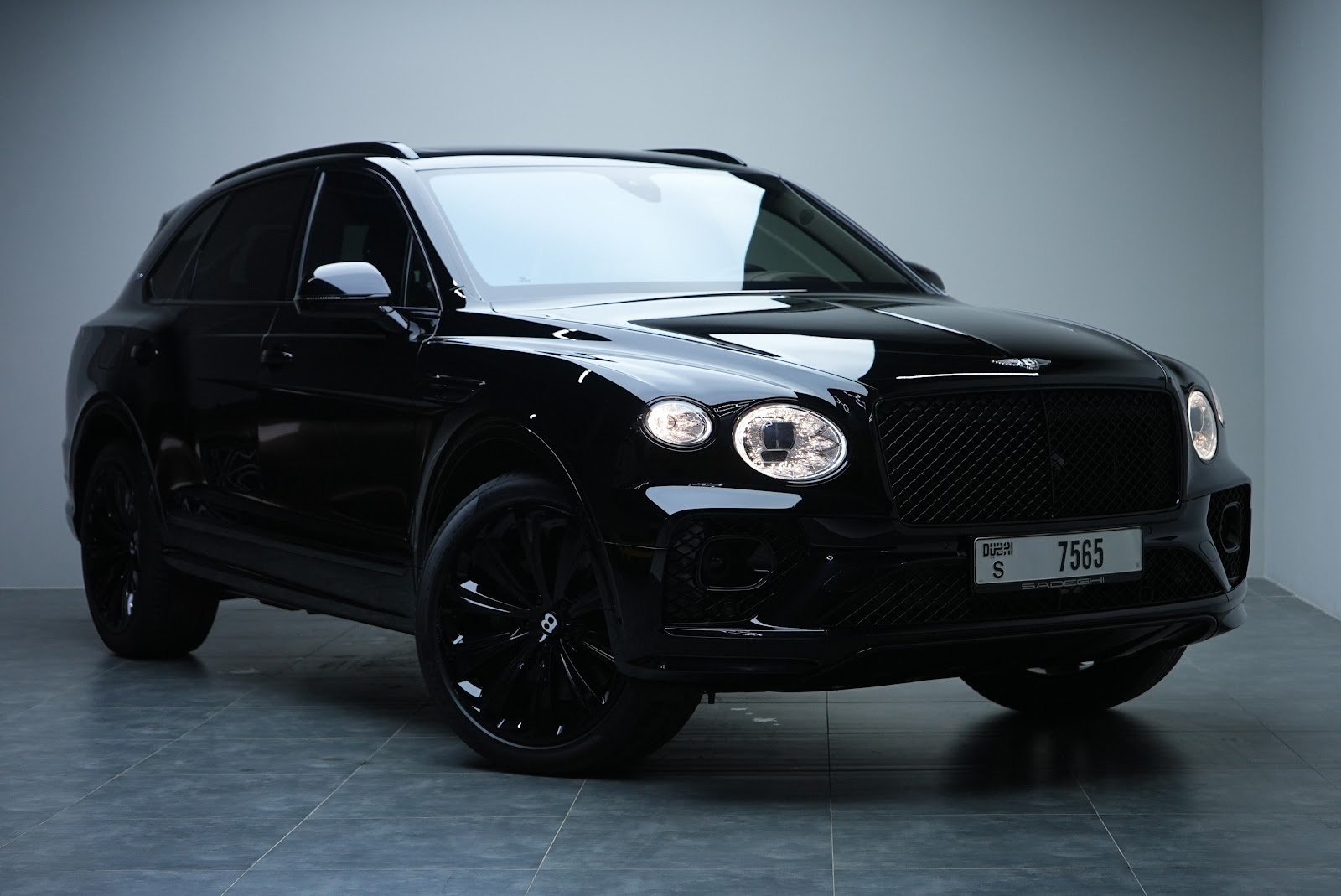 Rent Bentley Bentayga in Dubai (Black) photo 17