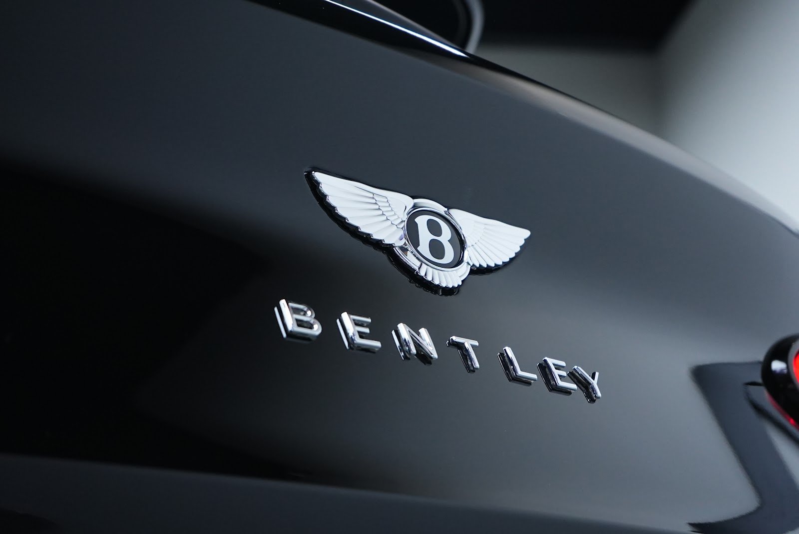 Rent Bentley Bentayga in Dubai (Black) photo 18