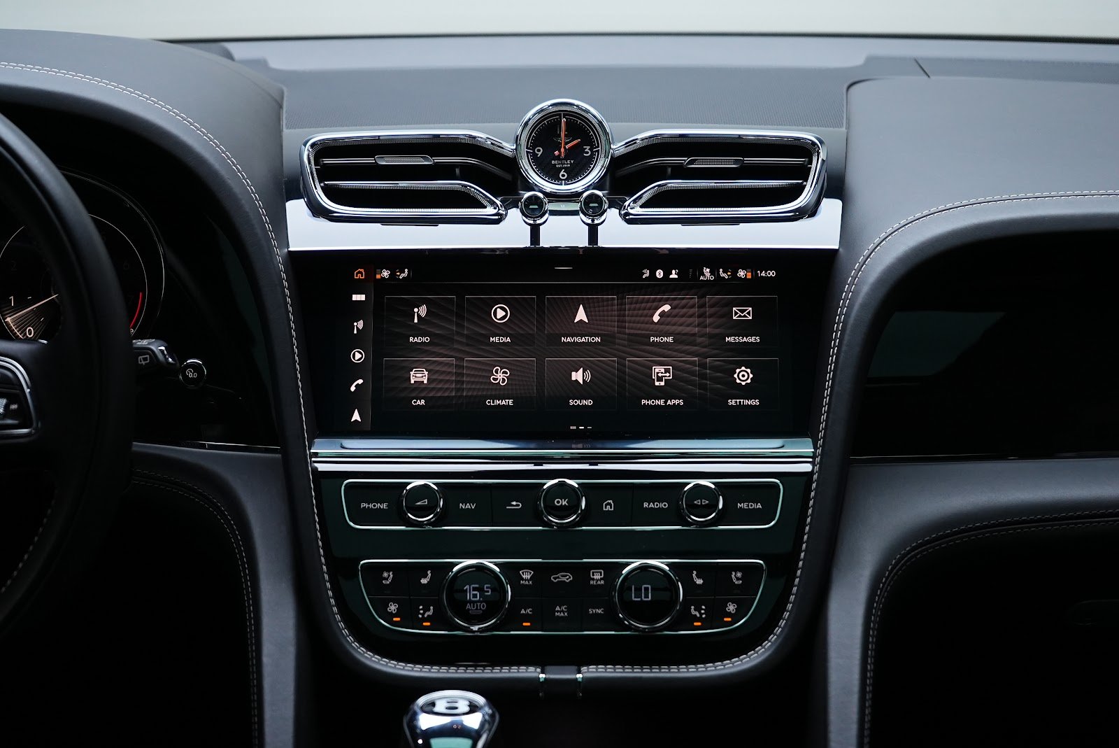 Rent Bentley Bentayga in Dubai (Black) photo 20