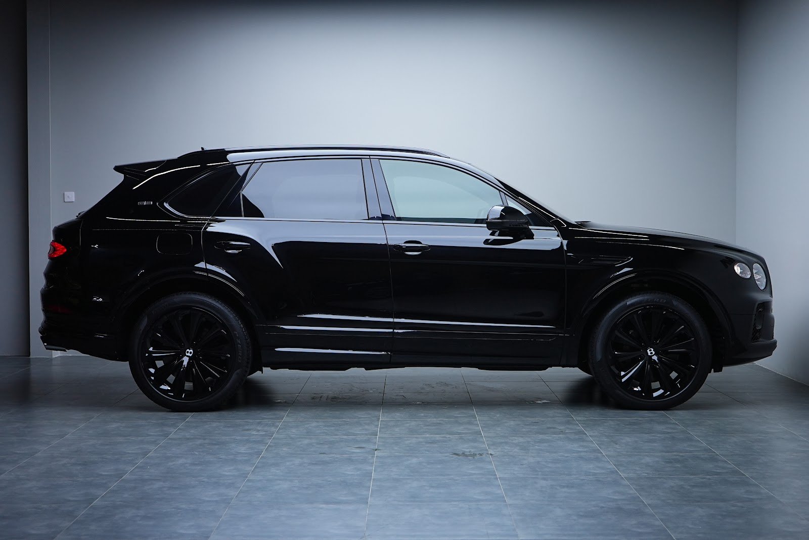 Rent Bentley Bentayga in Dubai (Black) photo 4