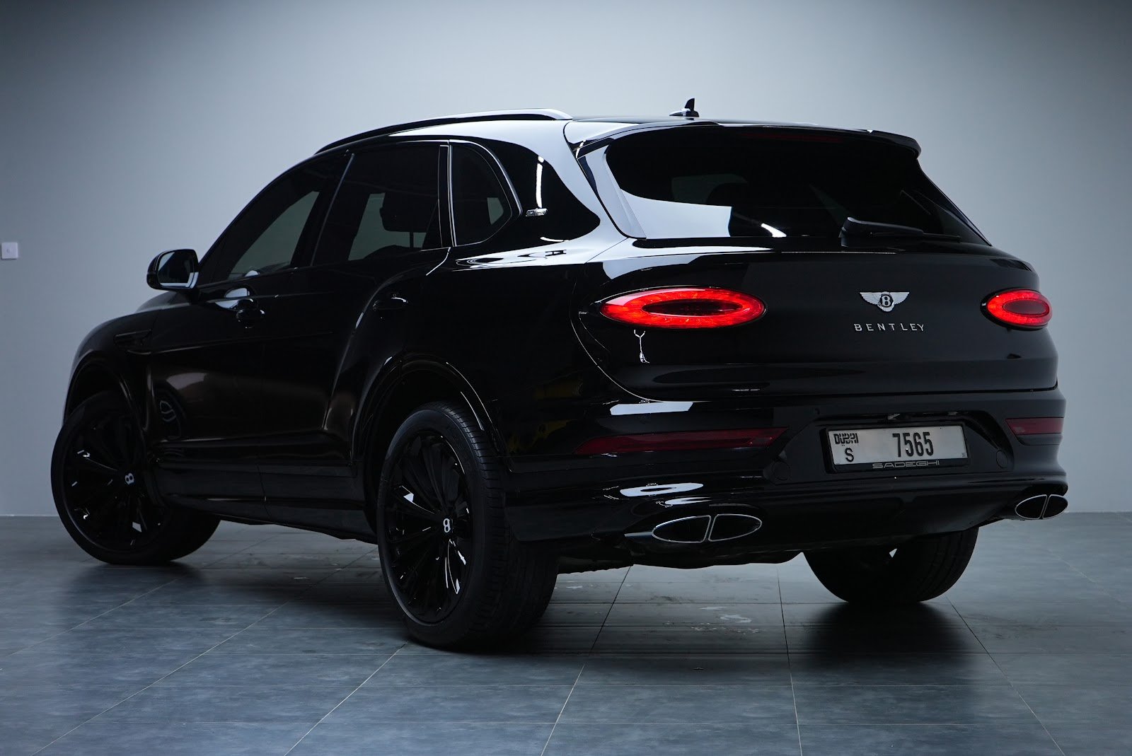 Rent Bentley Bentayga in Dubai (Black) photo 5