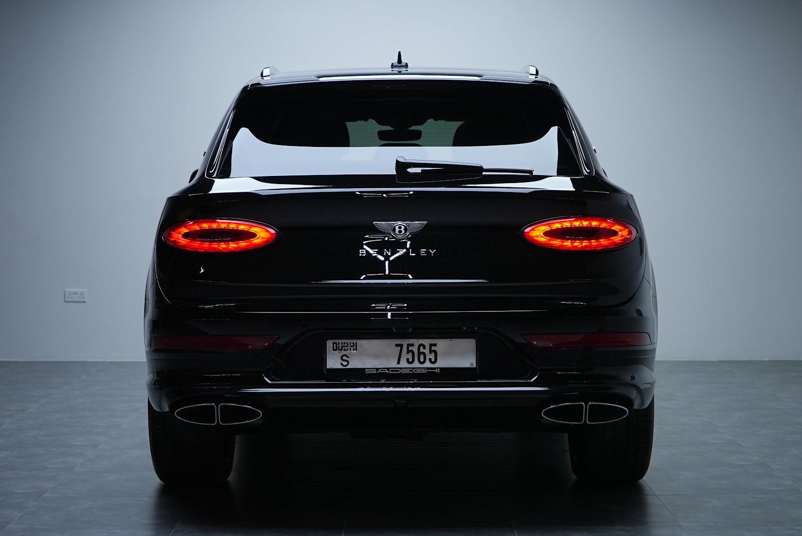 Rent Bentley Bentayga in Dubai (Black) photo 7