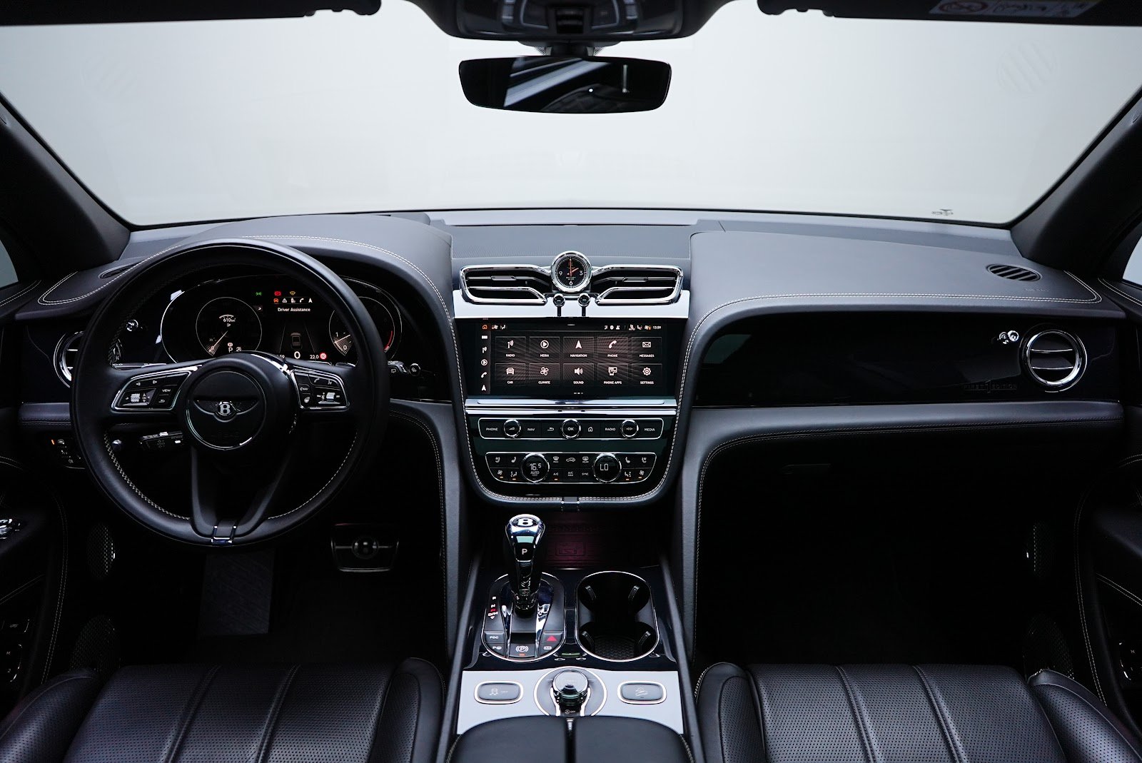 Rent Bentley Bentayga in Dubai (Black) photo 8