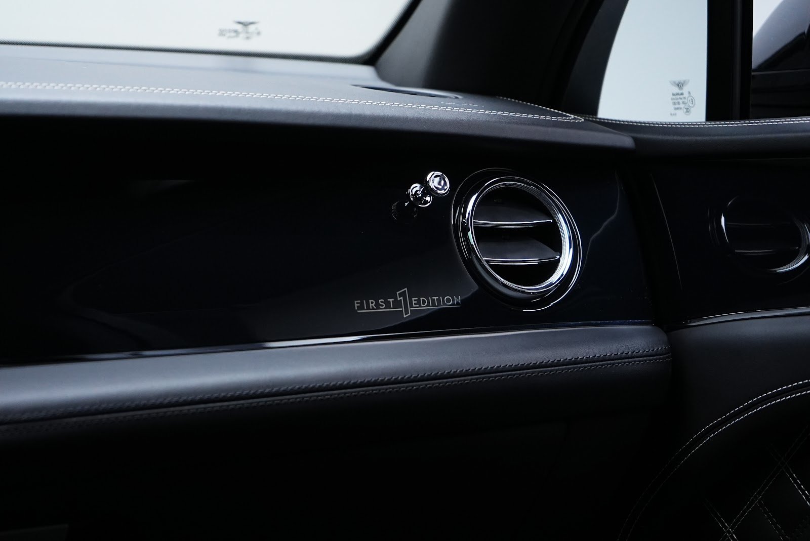 Rent Bentley Bentayga in Dubai (Black) photo 9