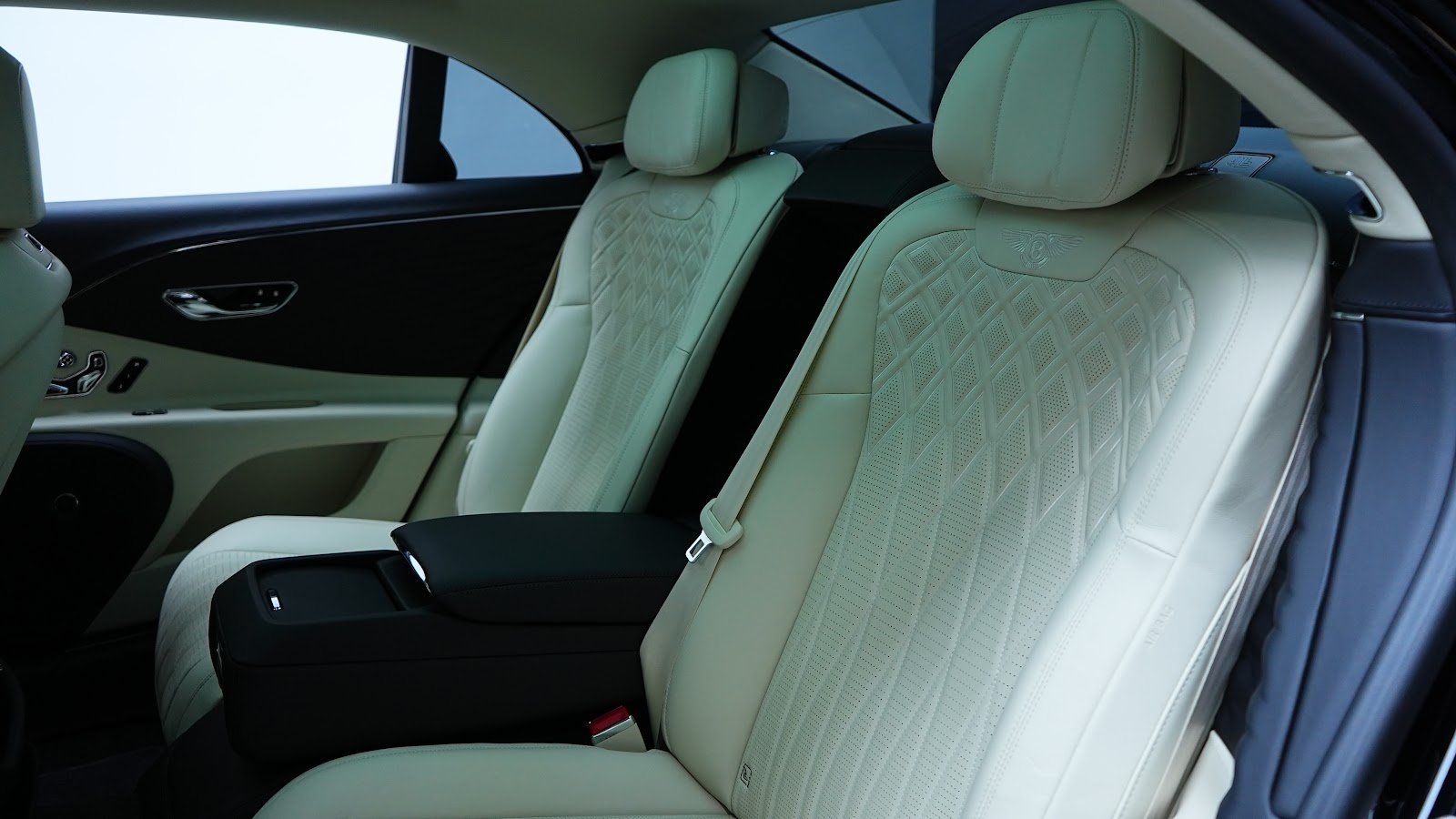 Rent Bentley Flying Spur in Dubai photo 12