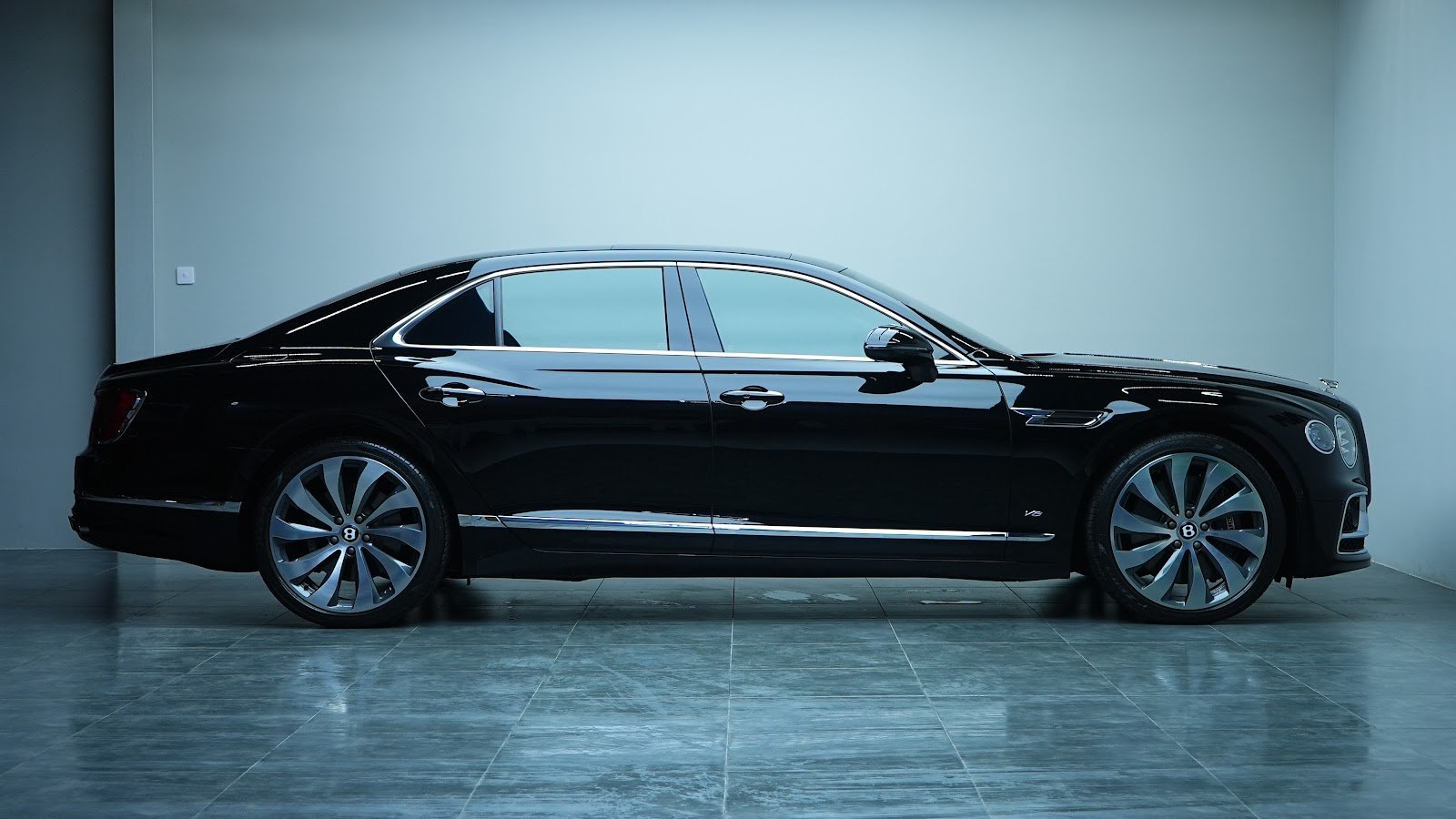Rent Bentley Flying Spur in Dubai photo 2