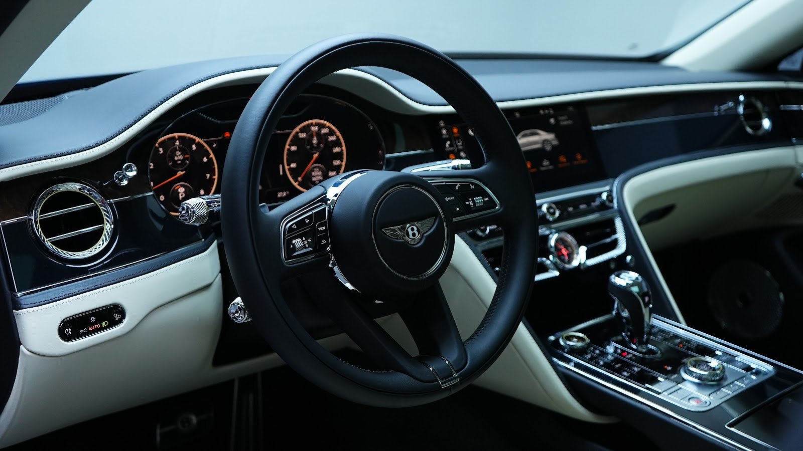 Rent Bentley Flying Spur in Dubai photo 5