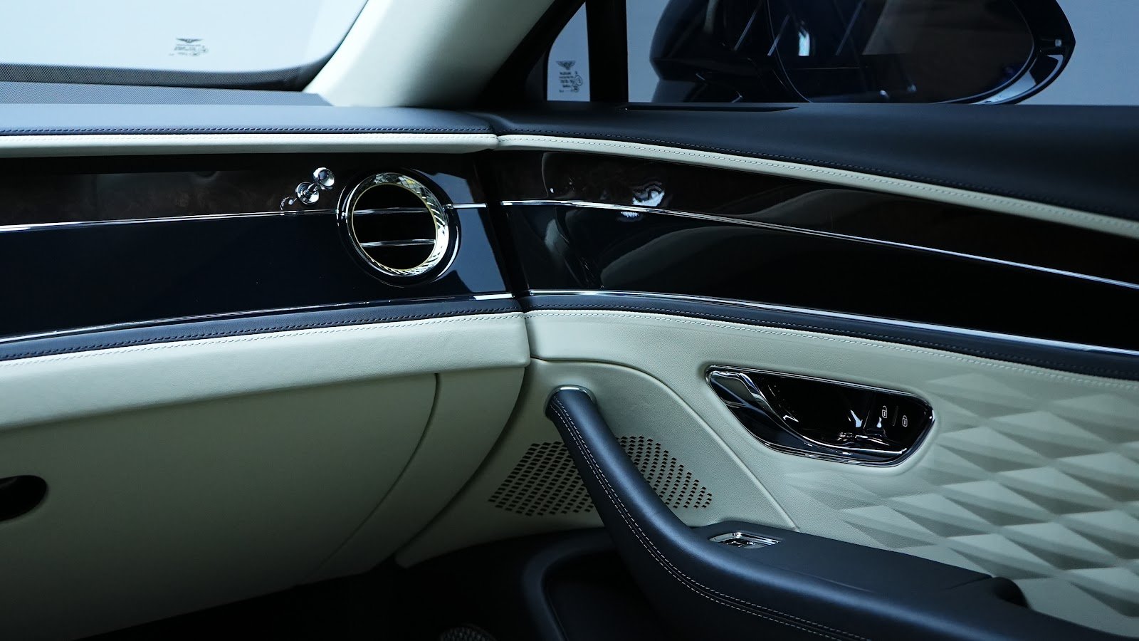 Rent Bentley Flying Spur in Dubai photo 9
